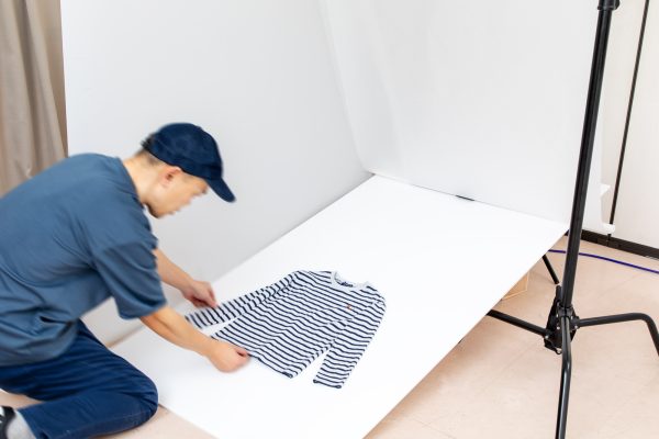 アパレルなど平置き撮影のセットと作業の画像